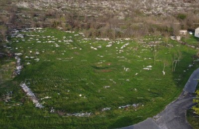 JESENOVIK, Bouwgrond aan de voet van het natuurpark Učka - diverse percelen met uitzicht op de natuur