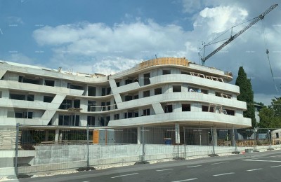 Poreč, woon- en bedrijfsgebouw in aanbouw met appartementen en ondergrondse garages