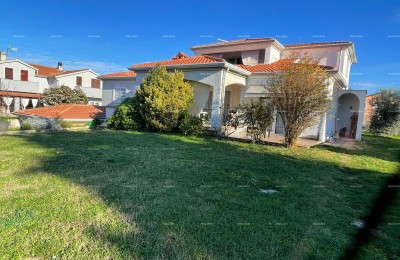 Umag! Huis met grote tuin en terras.