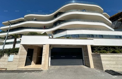 Verkoop van luxe en modern uitgeruste appartementen in een woongebouw met zwembaden op het dak, Opatija!