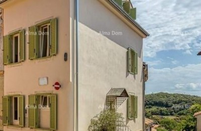 Te koop een prachtig appartementenhuis met drie appartementen in het centrum, Vrsar!