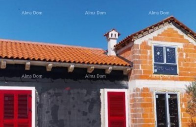 Vodnjan. Huis in aanbouw met zwembad en Svetvinčenat, grond met bouwvergunning!