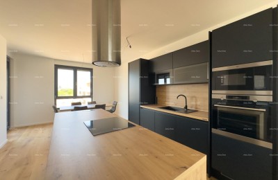 Ruim appartement in Pula met drie slaapkamers en moderne voorzieningen dicht bij het stadscentrum