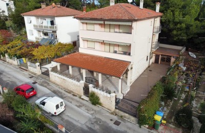 Pula. Zelenika! Vrijstaande woning! 50 meter tot het strand! Uitzicht op zee!