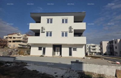 Te koop: huis met drie appartementen in Medulin