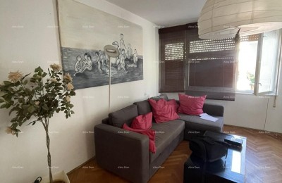 Pula, centrum – Ruime driekamerappartement van 76,38 m² met twee terrassen
