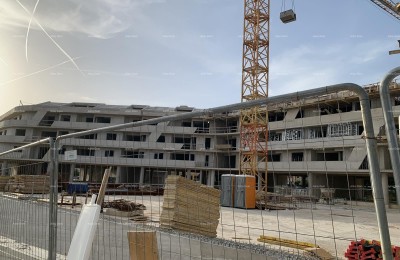 Poreč, woon- en bedrijfsgebouw in aanbouw met appartementen en ondergrondse garages