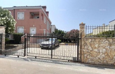 Uitstekende kans! Exclusieve verkoop van een appartement op een toplocatie met tuin en parkeerplaats. Uitzicht op zee! Pošesi, Medulin!!