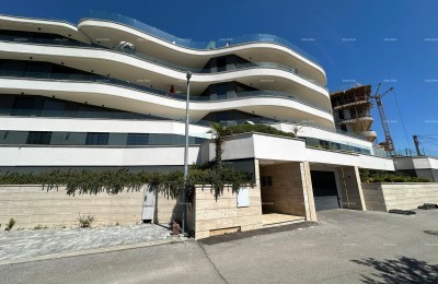 Verkoop van luxe en modern uitgeruste appartementen in een woongebouw met zwembaden op het dak, Opatija!
