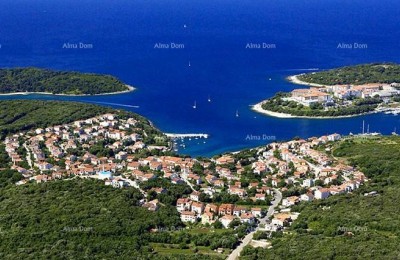 Wij verkopen bouwgrond op een aantrekkelijke locatie in Pješčana Uvala.