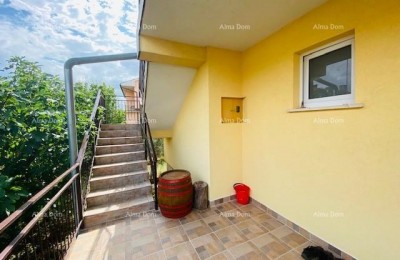 Ruime woning in Pula met een grote tuin en tal van mogelijkheden