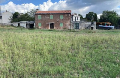 Kanfanar, Bouwgrond 2.450 m² met een oud stenen huis en uitzicht op zee
