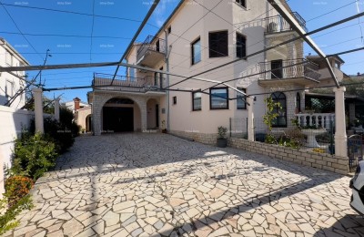 Huis met vier appartementen in Pješčana Uvala – ideaal voor toerisme en gezinsleven
