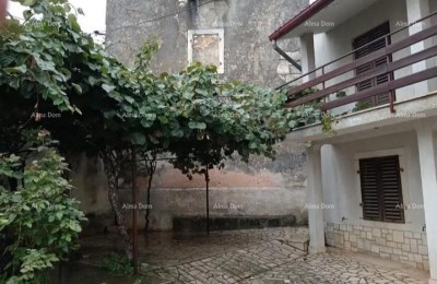 Huis in het centrum van Marčana met een grote tuin.