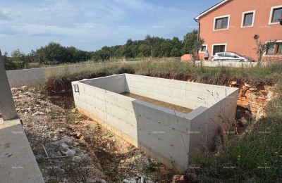 Een gelijkvloers huis met een zwembad in aanbouw is te koop