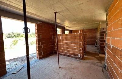 Nieuw project, Barbariga! Gelijkvloers appartement met tuin en parkeerplaats, 500 m van de zee