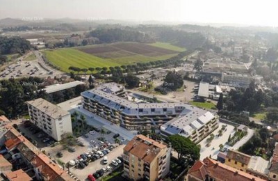 Poreč, woon- en bedrijfsgebouw in aanbouw met appartementen en ondergrondse garages