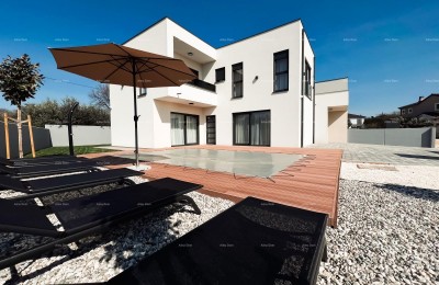 Verkoop van een nieuw gebouwd, modern huis van twee verdiepingen met zwembad in de directe omgeving van de zee, Pomer!