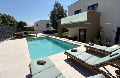 TWEELAAGS APPARTEMENT MET PRIVÉ ZWEMBAD EN GROTE TUIN – POREČ