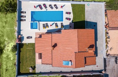 Valdebek. Vrijstaande woning met zwembad en jacuzzi! Dichtbij het centrum van de stad Pula.