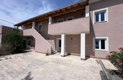 Te koop: fantastische woning met drie appartementen in Medulin!