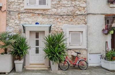 Verkoop - Huis in het centrum, slechts 50 m van de zee, Umag!