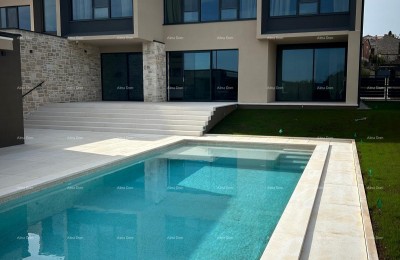 Een modern huis met een zwembad staat te koop, gelegen in een idyllisch dorp nabij Rovinj.