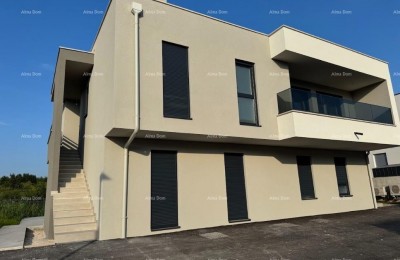 Luxe duplex appartement met uitzicht op zee en een ruim terras in Zambratija