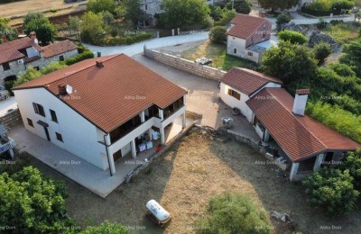 Huis 420m2 met drie appartementen te koop, Umag