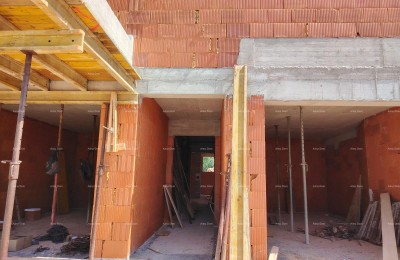 Te koop - appartement met twee slaapkamers, tuin en 2 parkeerplaatsen