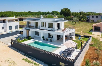 Villa met zwembad, buitenkeuken en uitzicht op zee