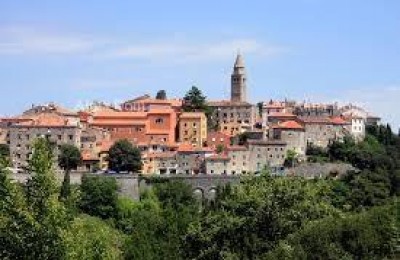 Bouwkavel in Labin – 1.070 m² met vergunning voor huis en zwembad
