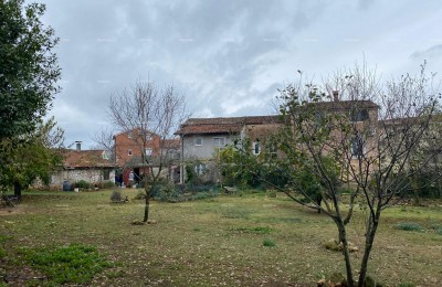 Verkoop van een halfvrijstaande woning met een bijgebouw (kleinere woning) en grond, Pula!