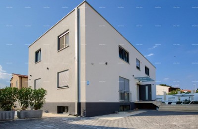 Uitstekende kans! Moderne appartementenhuis met 6 appartementen, slechts 250 m van de zee, Medulin!