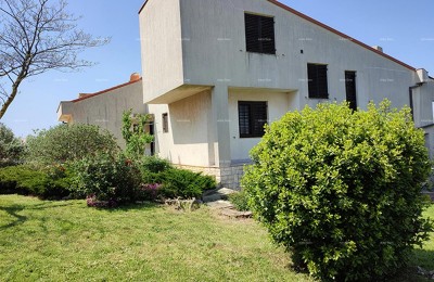 PULA – Škatari, vrijstaande gezinswoning met grote tuin