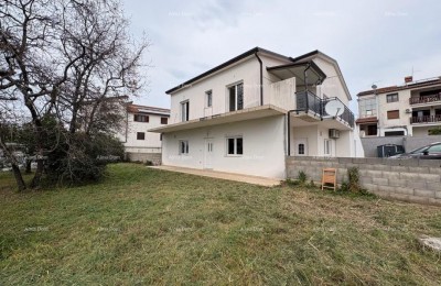 UMAG, vrijstaand huis, twee verdiepingen met een grote tuin van 1300 m2. Het onroerend goed heeft een gebruiksvergunning.