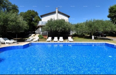 Poreč, Appartementenhuis 330m² met zwembad