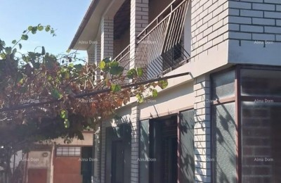 Gereserveerd!!!! Verkoop van een huis met twee garages, Galižana!