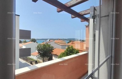 Uitstekende kans! ONROEREND GOED MET GEBRUIKSAUTORISATIE. Exclusieve verkoop van een appartement op een toplocatie met tuin en parkeerplaats. Uitzicht op zee! Pošesi, Medulin!!
