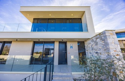 Eerste lijn naar de zee! Luxe huis in Umag, 300 m van de zee - perfect voor een gezin met moderne voorzieningen.