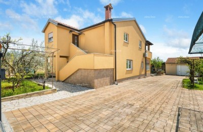 Okolica Poreča – huis, 300 m2, met twee appartementen en een zwembad