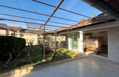 Pula – Huis met twee wooneenheden, 50 m van de zee