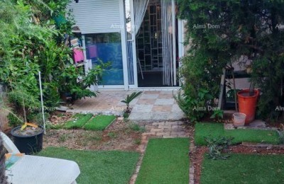 Novigrad - Mareda Appartement met tuin te koop, 150 m van het strand!