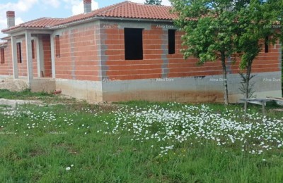 Te koop: Nieuw huis in aanbouw in Tinjan, Istrië  Wij bieden een nieuw huis in aanbouw op een ruim perceel van 1084 m² in het rustige dorp Tinjan. Het huis ligt aan de ene kant naast een bos en prachtige natuur, en aan de andere kant vlakbij het dorpscent