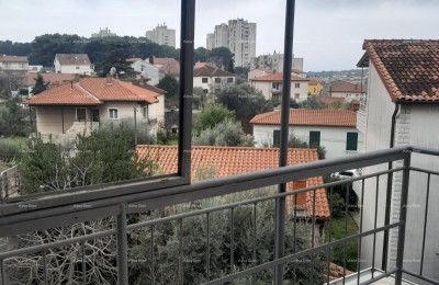 Pula Veruda. Te koop – 1e verdieping van een huis met tuin en parkeerplaats