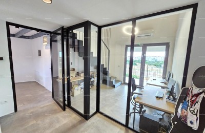 Ruim appartement met 6 kamers in Pula, dichtbij het centrum en de zee, moderne voorzieningen en veiligheid.
