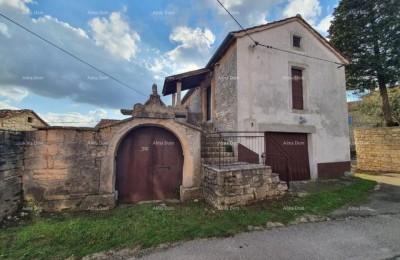 Te koop: twee oude stenen huizen, nabij de stad Poreč.