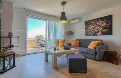 Novigrad – Twee verdiepingen appartement van 84 m² met terras en parkeerplaats