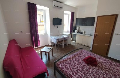 Pula, strikte centrum – 90,30 m² | 4 ingerichte studio-appartementen | Uitzicht op de Gouden Poorten | Lopende toeristische onderneming