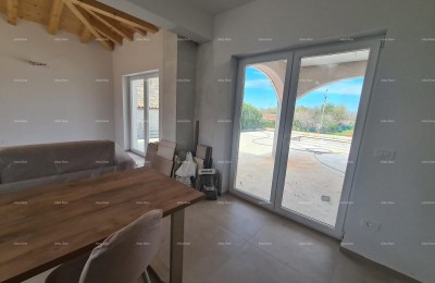 Elegante villa in een rustige omgeving nabij de zee met uitzicht op wijngaarden en olijfgaarden